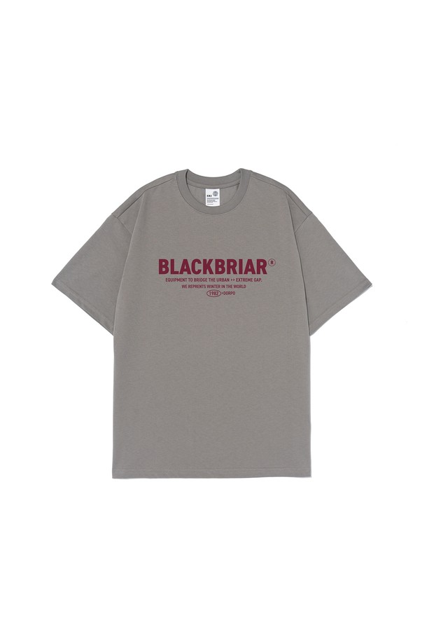 BB 1982 에센셜 티셔츠 (그레이)는 스포츠, 아웃도어, 여행 등 다양한 활동에 적합한 공용 티셔츠입니다. 부드러운 촉감의 면과 폴리에스테르 혼방 에어로쿨 원단으로 제작되어 쾌적한 착용감을 선사하며, 흡습, 통기, 속건 기능으로 땀을 빠르게 배출합니다. 레귤러핏 라운드넥 디자인에 무지 패턴으로 미니멀하고 스포티한 스타일을 연출하며, 레귤러 기장과 반소매 소매 기장으로 편안함을 더했습니다. 고강도와 복원력이 뛰어나 활동적인 라이프스타일에 적합하며, 여행룩, 피트니스룩, 러닝룩 등 TPO에 맞춰 활용할 수 있습니다.
