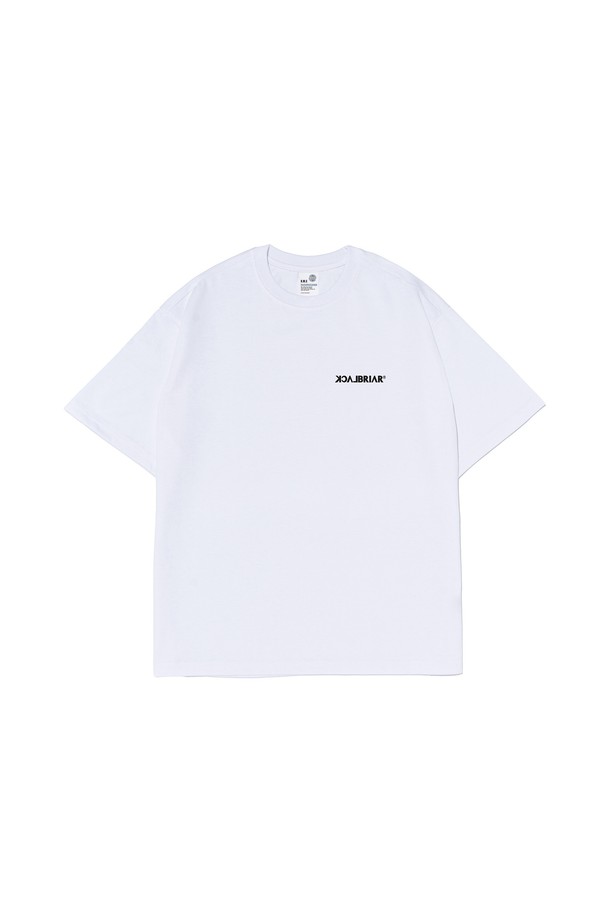 시그니처 클래스 로고 티셔츠 (화이트)는 활동적인 당신을 위한 스포티하고 미니멀한 스타일의 티셔츠입니다. 흡습, 냉감, 속건, 통기 기능이 뛰어난 에어쿨과 면 혼방 소재로 제작되어 격렬한 움직임에도 쾌적함을 유지합니다. 150명 이상의 전문 액션 스포츠 선수, 여행자, 아웃도어 애호가와의 협업을 통해 디자인되어, 여행룩으로도 손색없습니다. 고강도 내구성과 변형 방지 기능으로 오랫동안 튼튼하게 착용 가능하며, 부드러운 촉감이 편안함을 더합니다. 라운드넥, 반소매 디자인에 화이트, 블랙, 와인 세 가지 컬러로 만나보세요.
