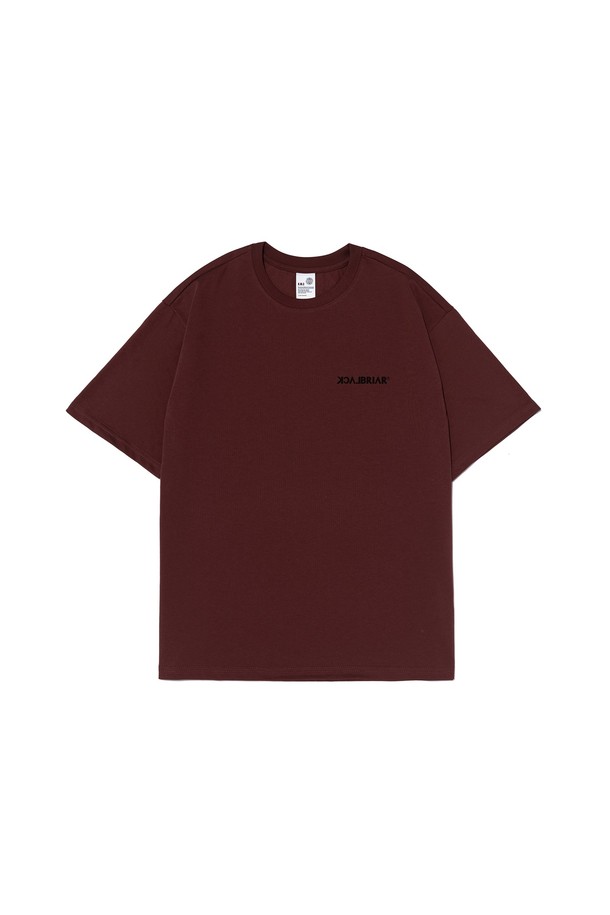 와인 컬러의 시그니처 클래스 로고 티셔츠입니다. 면과 폴리에스테르 혼방의 에어로쿨 소재를 사용하여 흡습, 통기성 및 속건 기능을 갖춰 쾌적한 착용감을 제공합니다. 라운드넥과 레귤러핏으로 제작되었으며, 반소매 기장의 베이직하면서도 스포티한 스타일을 연출합니다. 일상, 스포츠 활동, 아웃도어, 여행 등 다양한 TPO에 활용 가능하며, 산책룩이나 피트니스룩에도 잘 어울립니다. 미니멀한 디자인에 로고 패턴으로 포인트를 더했습니다.

