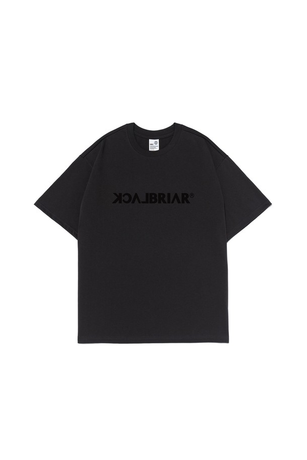 BB 스터프 로고 티셔츠 (차콜)는 스포츠, 아웃도어 활동은 물론 여행 시에도 활용하기 좋은 공용 티셔츠입니다. 부드러운 촉감의 면과 폴리에스테르 혼방 소재로 제작되어 흡습 및 통기성이 뛰어나 쾌적한 착용감을 제공합니다. 에어로쿨 원단을 사용하여 활동적인 움직임에도 편안함을 유지하며, 라운드넥과 반소매 디자인으로 캐주얼하고 스포티한 스타일을 연출합니다. 차콜 컬러에 로고 패턴이 더해져 미니멀하면서도 개성 있는 스타일을 완성합니다. 봄, 여름 시즌 데일리룩부터 피트니스, 등산룩까지 폭넓게 활용해보세요.
