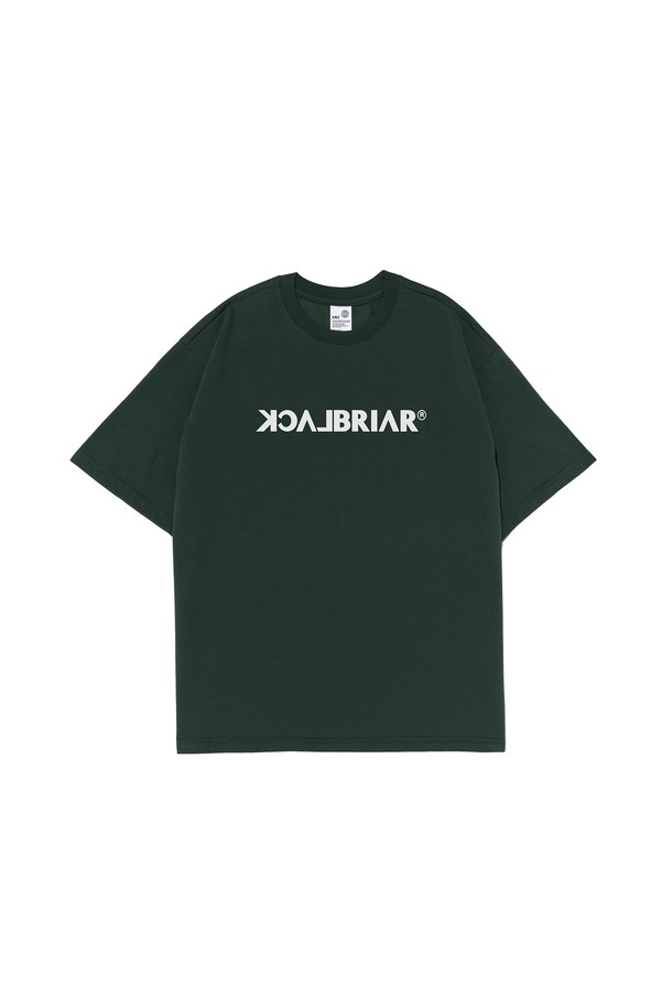 BB 스터프 로고 티셔츠 (그린)는 일상과 가벼운 산책에 어울리는 캐주얼 스타일의 티셔츠입니다. 부드러운 촉감의 면과 에어쿨 기능성 소재를 사용하여 봄, 여름철에도 시원하고 쾌적하게 착용할 수 있습니다. 레귤러핏으로 편안한 착용감을 제공하며, 라운드넥과 반소매 디자인으로 기본적인 스타일을 연출합니다. 은은한 그린 컬러에 BB 스터프 로고가 포인트로 들어가 미니멀하면서도 개성 있는 룩을 완성합니다. 세탁 후에도 형태 복원력이 우수하여 오랫동안 변함없이 즐겨 입을 수 있습니다.
