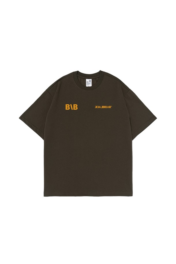 BB 익스트리머 티셔츠 (카키)는 흡습, 통기, 속건 기능을 갖춘 여름용 반소매 티셔츠입니다. 면과 폴리에스테르 혼방의 에어쿨 원단을 사용하여 운동, 아웃도어 활동, 여행 등 익스트림 스포츠를 즐길 때 쾌적함을 유지해 줍니다. 세탁 시 변형이 적고 내구성이 뛰어나 활동적인 일상에서 편안하게 착용할 수 있습니다. 스포티, 미니멀, 캐주얼 스타일을 선호하는 분들께 여행룩, 휴가룩, 피트니스룩으로 추천합니다. 부드러운 촉감과 무지 디자인으로 어떤 스타일에도 쉽게 매치할 수 있습니다.
