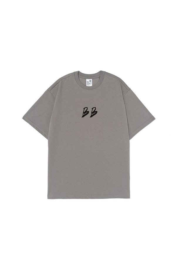 BB 타이포 티셔츠 (그레이)는 익스트림 스포츠, 아웃도어 활동, 여행, 운동 등 다양한 활동에 적합한 남녀 공용 티셔츠입니다. 스포티한 스타일을 연출하며, 라운드넥과 반소매 디자인으로 편안한 착용감을 제공합니다. 흡습 및 통기 기능으로 쾌적함을 유지하며, 전문 운동선수들과의 협업을 통해 퍼포먼스에 중점을 두고 설계되었습니다. 그레이 컬러 바탕에 로고 패턴이 돋보이는 디자인으로, 러닝룩, 여행룩, 피트니스룩 등 다채로운 TPO에 활용할 수 있습니다. 미니멀하고 캐주얼한 스타일을 선호하는 분들께 추천합니다.
