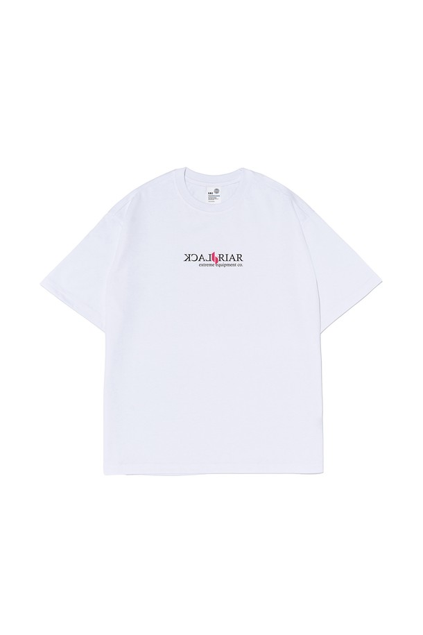 BB 브라이어 티셔츠 (화이트)는 여행룩 연출에 적합한 스포티 & 미니멀 스타일의 상의입니다. 부드러운 촉감의 면과 폴리에스테르 혼방 소재로 제작되어 흡습, 속건, 통기 기능이 뛰어나 쾌적한 착용감을 선사합니다. 에어쿨 소재를 사용하여 아웃도어 및 익스트림 스포츠 활동 시에도 적합하며, 무지 디자인으로 어떤 스타일에도 쉽게 매치할 수 있습니다. 변형이 적고 내구성이 높아 오랫동안 편안하게 즐겨 입을 수 있는 반소매 티셔츠입니다.
