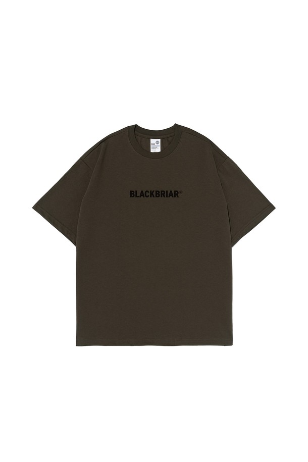 베이직 로고 티셔츠 (카키)는 일상과 여행에서 편안하게 착용할 수 있는 공용 티셔츠입니다. 부드러운 촉감의 면, 폴리에스테르 혼방 소재로 제작되어 쾌적한 착용감을 선사하며, 통기성과 흡습 기능으로 땀을 빠르게 흡수하고 건조시켜 줍니다. 레귤러핏에 라운드넥 디자인으로 제작되어 캐주얼, 미니멀, 클래식 스타일 모두 소화 가능하며, 에어로쿨 소재를 사용하여 변형 없이 오랫동안 착용할 수 있습니다. 여행룩, 산책룩과 같은 TPO에 맞춰 활용하기 좋으며, 베이직한 로고 패턴은 어떤 스타일에도 잘 어울립니다.
