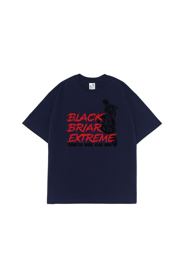 네이비 컬러의 BB 바이크 라이딩 티셔츠입니다. 공용으로 제작되었으며, 여름철 스포츠 활동에 적합합니다. 에어로쿨 원단 기술을 사용하여 흡습, 속건 및 통기 기능이 뛰어나 쾌적한 착용감을 제공합니다. 면과 폴리에스테르 혼방 소재로 제작되어 부드러운 촉감과 우수한 형태 유지력을 자랑하며, 스포티한 스타일의 로고 패턴 디자인입니다. 레귤러핏 반소매 티셔츠로, 피트니스룩, 러닝룩, 휴가룩 등 다양한 TPO에 맞춰 캐주얼하고 미니멀하게 연출할 수 있습니다.
