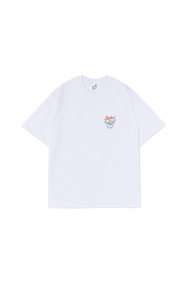 SHAKA(샤카) 로고 티셔츠 (화이트)는 일상, 스포츠, 아웃도어 활동에 적합한 공용 티셔츠입니다. 에어로쿨 원단을 사용하여 흡습, 속건, 통기 기능이 뛰어나며, 부드러운 촉감으로 편안한 착용감을 선사합니다. 레귤러핏에 라운드넥 디자인이며, 반소매 기장으로 캐주얼, 스포티한 스타일을 연출합니다. 

봄, 여름 계절에 어울리는 이 티셔츠는 산책룩, 피트니스룩 등 다양한 TPO에 활용 가능합니다. 내구성이 우수하여 세탁 후에도 형태 변형 없이 오랫동안 즐겨 입을 수 있습니다. 심플한 로고 패턴으로 미니멀한 스타일을 선호하는 분들께도 추천합니다.
