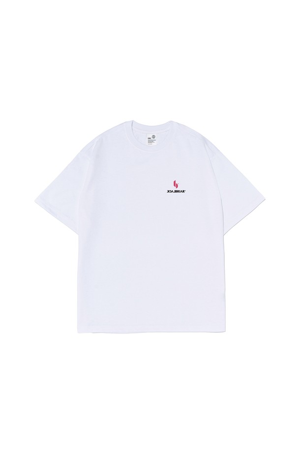 아이덴티티 심볼 로고 티셔츠 (화이트)는 흡습, 속건, 통기 기능이 뛰어난 에어쿨 원단으로 제작되어 쾌적한 착용감을 제공합니다. 부드러운 촉감과 내구성이 좋은 면, 폴리에스테르 혼방 소재로 제작되어 세탁 후에도 형태 변형 없이 오랫동안 착용 가능합니다. 스포티한 스타일의 로고 패턴 디자인은 피트니스룩, 캐주얼룩, 미니멀룩 등 다양한 스타일에 활용하기 좋습니다. 반소매 기장으로 활동성을 높였으며, 레귤러 핏으로 편안하게 착용할 수 있습니다. 화이트, 블랙, 그린, 네이비 등 다채로운 컬러 옵션으로 만나보세요.
