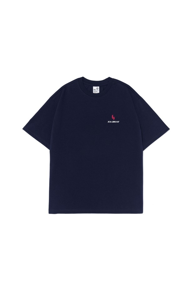 네이비 컬러의 아이덴티티 심볼 로고 티셔츠입니다. 흡습, 속건, 통기성이 우수한 에어로쿨 원단을 사용하여 쾌적한 착용감을 제공합니다. 레귤러핏으로 제작되어 편안한 착용감을 선사하며, 반소매 라운드넥 디자인으로 어떤 스타일에도 쉽게 매치할 수 있습니다. 봄, 여름철 아웃도어 활동이나 일상복으로 활용하기 좋으며, 내구성이 뛰어나 변형을 최소화했습니다. 스포티, 캐주얼, 미니멀한 스타일을 선호하는 분들께 추천합니다.
