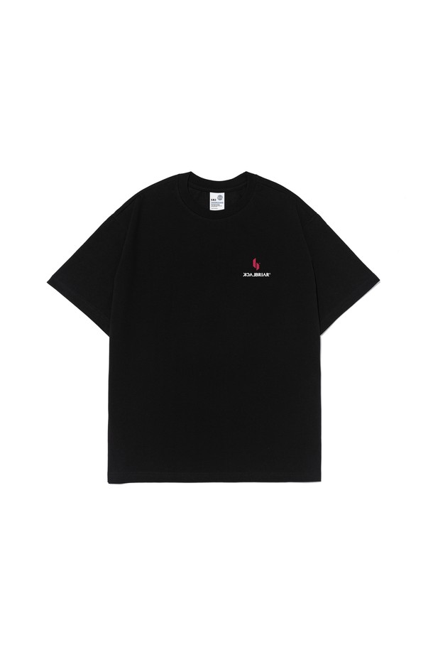 아이덴티티 심볼 로고 티셔츠 (블랙)는 아웃도어, 여행, 스포츠 활동에 적합한 남녀 공용 티셔츠입니다. 부드러운 촉감의 면과 폴리에스테르 혼방 소재로 제작되어 흡습, 통기, 속건 기능을 갖춰 쾌적함을 유지합니다. 에어로쿨 원단을 사용하여 활동성을 높였으며, 150명 이상의 액션 스포츠 선수들과 협업하여 개발되어 내구성이 뛰어납니다. 스포티, 캐주얼, 미니멀 스타일을 선호하는 분들께 여행룩 또는 피트니스룩으로 추천합니다. 전문 선수들의 테스트와 피드백을 통해 지속적으로 개선되어 더욱 만족스러운 착용감을 제공합니다.
