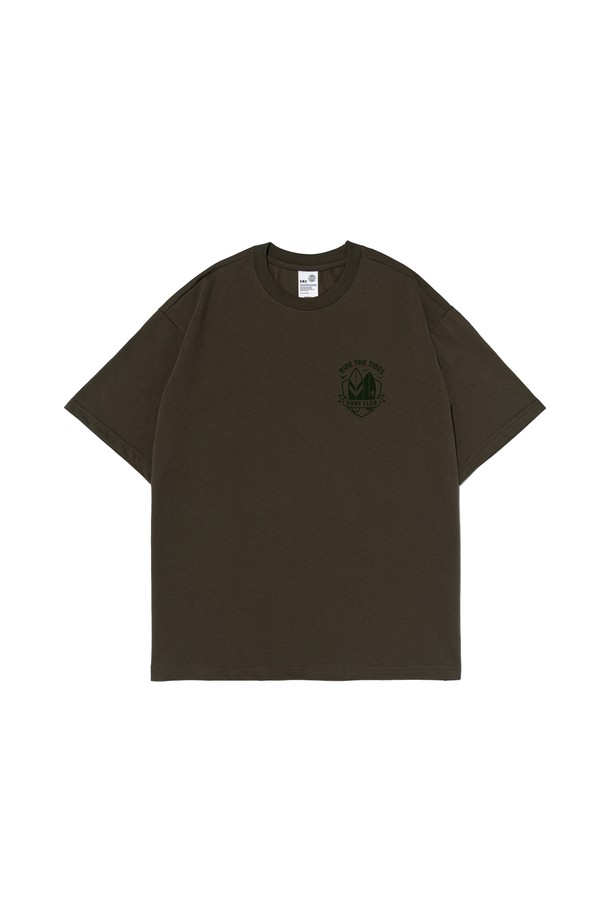 서프 클럽 로고 티셔츠 (카키)는 아웃도어 활동, 여행, 익스트림 스포츠에 적합한 남녀 공용 티셔츠입니다. 흡습, 통기성, 속건 기능이 뛰어난 에어로쿨 원단을 사용하여 여름철에도 쾌적하게 착용할 수 있습니다. 레귤러 핏에 레귤러 기장으로 제작되었으며, 스포티하면서도 캐주얼한 여행룩과 휴가룩 연출에 용이합니다. 부드러운 촉감의 면, 폴리에스테르 혼방 소재로 제작되었으며, 라운드넥 디자인에 카키색 로고 패턴이 돋보입니다. 얇은 두께감으로 편안한 착용감을 선사하는 반소매 티셔츠입니다.
