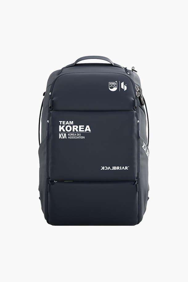 65L 익스트림 이큅먼트 백팩 7.0 [코리아 에디션]은 남성용 라지 사이즈 백팩으로, 아웃도어 활동에 최적화된 디자인입니다. 네이비 컬러에 나일론과 폴리에스테르 소재를 사용하여 내구성을 높였으며, 로고 패턴으로 포인트를 더했습니다. 65L 대용량으로 백패킹, 하이킹, 여행 등 다양한 용도로 활용 가능하며, TPU 코팅 처리와 생활 방수 기능을 갖춰 궂은 날씨에도 끄떡없습니다. 사각 형태의 디자인과 지퍼형 잠금 방식으로 실용성을 높였으며, 360도 회전 뷰 기능을 통해 편리하게 물건을 확인할 수 있습니다.
