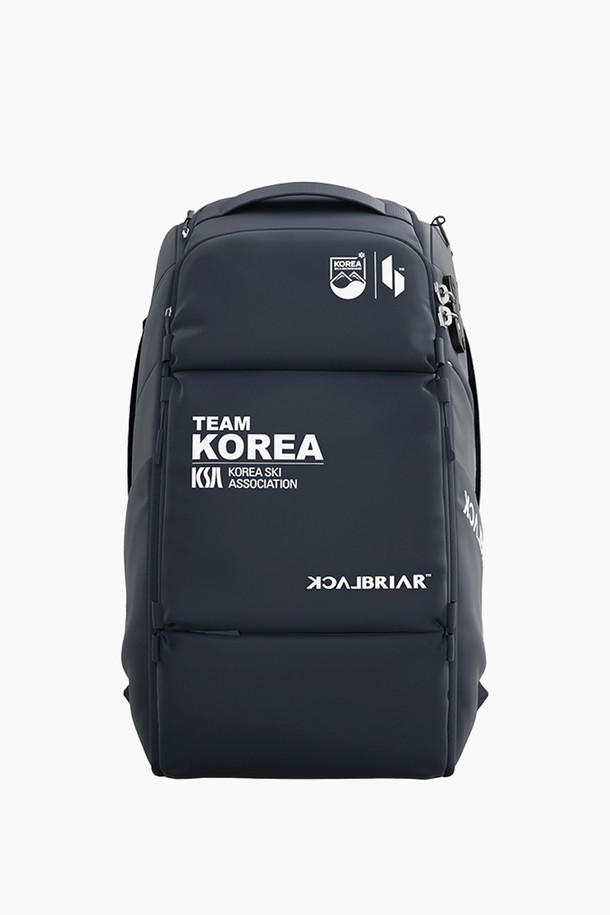 35L 익스트림 트래블 백팩 7.0 [코리아 에디션]은 여행과 백패킹에 최적화된 남성용 라지 사이즈 백팩입니다. 블랙 색상의 사각 형태 디자인으로, 폴리에스테르와 TPU 소재를 사용하여 내구성과 생활 방수 기능을 갖췄습니다. 35L의 넉넉한 수납공간은 여행 짐을 충분히 담을 수 있으며, 지퍼형 잠금 방식으로 내용물을 안전하게 보호합니다. 캐주얼, 미니멀, 고프코어 스타일의 여행룩과 해외 출장룩에 잘 어울리며, 로고 패턴이 특징입니다. 특히, 코리아 에디션으로 특별함을 더했습니다.
