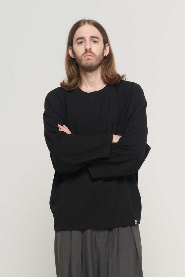 소프트 래글런 레이어드 롱 슬리브 니트 (블랙)는 미니멀하고 베이직한 스타일의 남성용 니트입니다. 부드러운 촉감의 니트 소재로 제작되었으며, 두꺼운 두께감으로 가을과 겨울철에 따뜻하게 착용하기 좋습니다. 라운드넥에 래글런 소매, 오버핏으로 편안한 착용감을 선사하며, 레이어드 디자인으로 포인트를 더했습니다. 데일리룩, 집콕룩, 데이트룩 등 다양한 TPO에 활용하기 좋은 아이템입니다. 무지 디자인으로 미니멀, 클래식, 캐주얼 스타일을 연출하기에 용이합니다.
