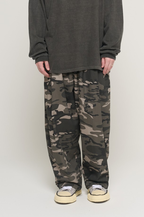 CAMO 랜덤 패턴 루프 벌룬 팬츠 (블랙)는 남성용 바지로, 밀리터리 및 캐주얼 스타일을 즐기는 분들께 적합합니다. 봄, 가을에 착용하기 좋은 얇은 두께의 면 소재로 제작되었으며, 부드러운 촉감이 특징입니다. 와이드 핏과 루즈핏으로 편안한 착용감을 제공하며, 활동적인 디자인과 밴딩 허리로 활동성을 높였습니다. 블랙 컬러에 랜덤 카모 패턴이 더해져 개성 있는 스타일을 연출하며, 동네 마실룩, 여행룩, 캠핑룩 등 다양한 TPO에 활용할 수 있습니다.
