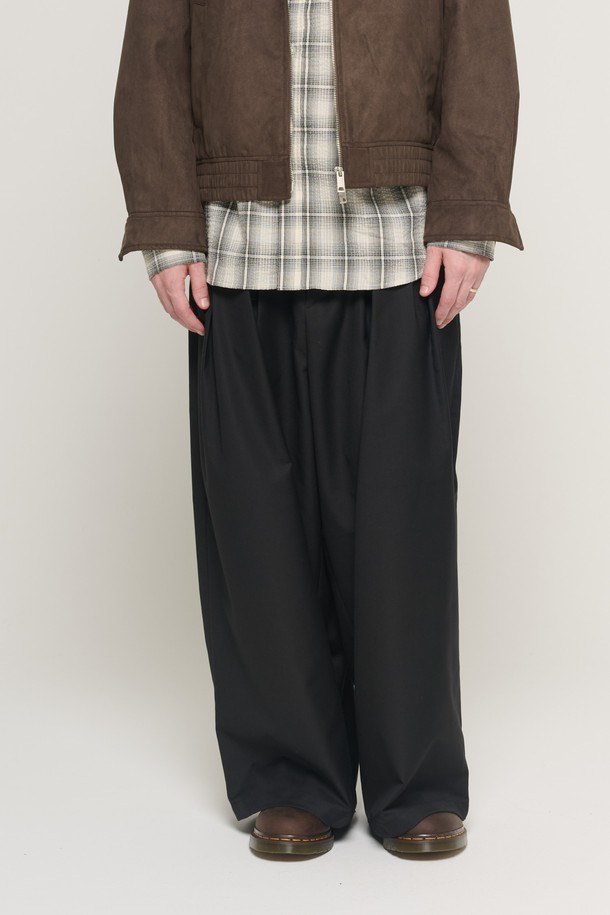 SEASON BALLOON TWO-TUCK SLACKS (BLACK)는 남성용 슬랙스로, 일상 및 세미 캐주얼 스타일에 적합하며, 오피스룩, 비즈니스 캐주얼, 모임룩까지 다양한 TPO에 활용할 수 있습니다. 클래식, 미니멀, 시크 스타일을 추구하는 분들께 추천하며, 사계절 내내 착용 가능한 두꺼운 두께감의 긴 기장 슬랙스입니다. 부드러운 촉감의 폴리에스터와 레이온 혼방 소재로 제작되었으며, 투턱 디자인과 벌룬 실루엣, 와이드 레그, 루즈핏으로 편안함과 스타일리시함을 동시에 잡았습니다. 블랙 컬러의 무지 패턴으로 어떤 상의와도 쉽게 매치하여 다양한 스타일을 연출할 수 있습니다.
