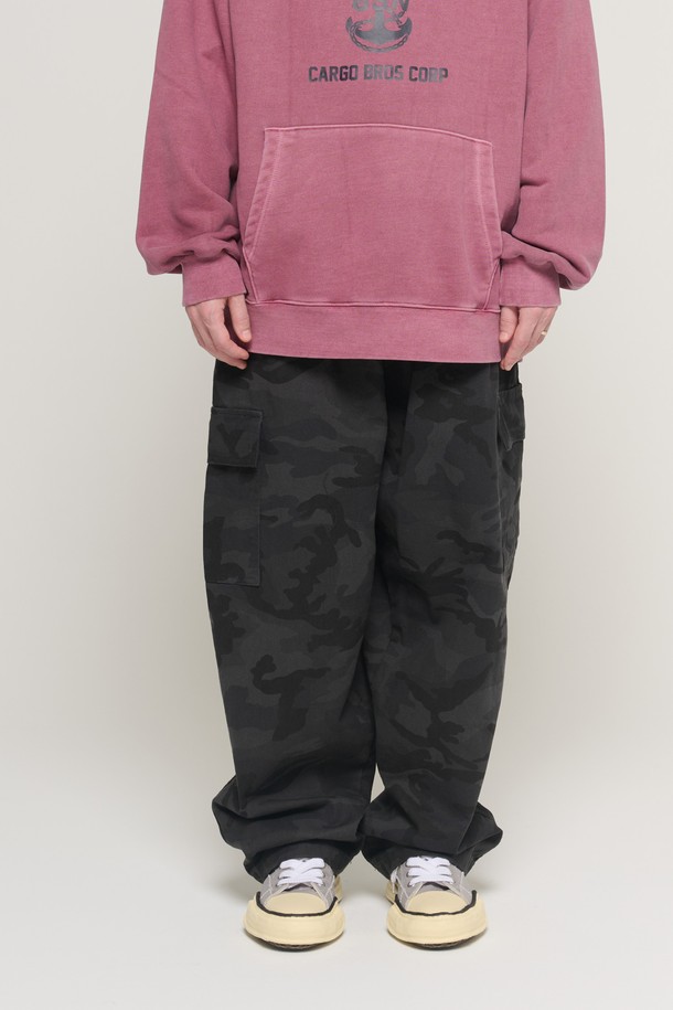 CAMO PATTERN BIO BALLOON PANTS (BLACK)는 캐주얼, 스트릿, 시티보이 스타일을 아우르는 남녀 공용 바지입니다. 봄, 가을에 적합하며, 부드러운 면 소재로 제작되어 편안한 착용감을 선사합니다. 카모 패턴과 블랙 컬러의 조화가 돋보이며, 루즈핏과 배기핏, 벌룬핏을 믹스하여 트렌디한 실루엣을 연출합니다. 밑단 고무밴딩과 와이드한 디자인으로 활동성을 높였으며, 동네 마실룩, 가을 나들이룩 등 다양한 TPO에 활용하기 좋습니다.
