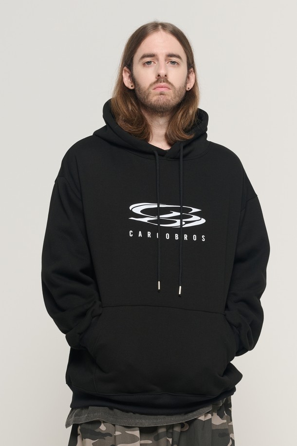 CIRCLE LOGO OVER HOOD T-SHIRT (BLACK)는 부드러운 면 소재로 제작되어 편안한 착용감을 선사합니다. 가을, 겨울 시즌에 적합하며, 오버핏 디자인과 두꺼운 두께감으로 따뜻함을 더해줍니다. 후드 디자인과 긴 소매, 로고 프린팅으로 스트릿, 캐주얼 스타일을 연출할 수 있습니다. 집콕룩, 산책룩 등 다양한 TPO에 활용하기 좋은 블랙 컬러의 후드 티셔츠입니다. 데일리룩에 포인트 주기 좋은 아이템입니다.
