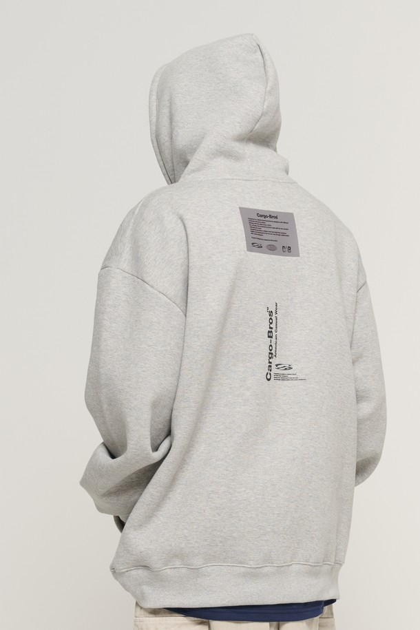 레터링 포인트 오버 후드 티셔츠 (그레이)는 캐주얼, 스트리트, 미니멀 스타일을 즐기는 분들을 위한 후드 티셔츠입니다. 면과 폴리에스터 혼방 소재로 제작되어 부드러운 촉감을 선사하며, 봄, 가을, 겨울 세 계절 모두 활용 가능합니다. 오버핏과 루즈핏으로 편안한 착용감을 제공하며, 일상, 집콕룩, 동네 마실룩 등 다양한 TPO에 적합합니다. 앞면과 뒷면에 레터링 프린트가 돋보이며, 뒷면 세로 레터링과 콘트라스트 패치 디테일이 디자인의 포인트를 더합니다. 그레이 컬러는 어떤 스타일에도 쉽게 매치되어 데일리룩으로 활용하기 좋습니다.
