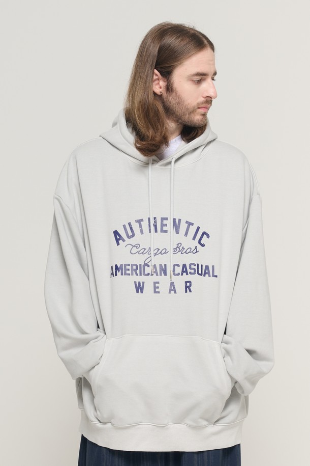 AMERICAN AUTHENTIC PIGMENT 후드 티셔츠 (그레이)는 캐주얼, 미니멀, 스트리트 스타일을 즐기는 남성들을 위한 오버핏 후드 티셔츠입니다. 봄, 가을, 겨울에 착용하기 좋으며, 동네 마실룩이나 겨울 데일리룩에 활용하기 좋습니다. 부드러운 촉감의 면, 폴리에스테르, 폴리우레탄 혼방 소재로 제작되었으며, 빈티지 워싱 가공과 아치형 로고 프린트가 특징입니다. 두꺼운 두께감으로 보온성을 높였으며, 단독 또는 이너로 다양하게 활용할 수 있습니다. 긴소매 디자인과 후드 네크라인이 편안함과 스타일리시함을 동시에 선사합니다.
