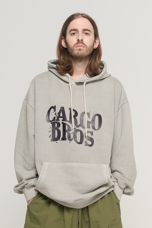 빈티지 웨이브 로고 피그먼트 후드 티셔츠 (베이지)는 캐주얼 및 스트리트 스타일을 즐기는 분들을 위한 사계절용 후드 티셔츠입니다. 오버핏으로 편안한 착용감을 제공하며, 부드러운 촉감의 면, 폴리에스테르, 우레탄 혼방 소재로 제작되었습니다. 동네 마실룩이나 캠핑룩에 잘 어울리는 디자인으로, 웨이브 로고 아트워크와 페인트 스플래터 효과로 빈티지 무드를 더했습니다. 긴소매, 후드 디자인에 베이지 컬러가 더해져 다양한 스타일링에 활용하기 좋습니다. 피그먼트 워싱 기법으로 은은한 멋을 살린 후드 티셔츠입니다.
