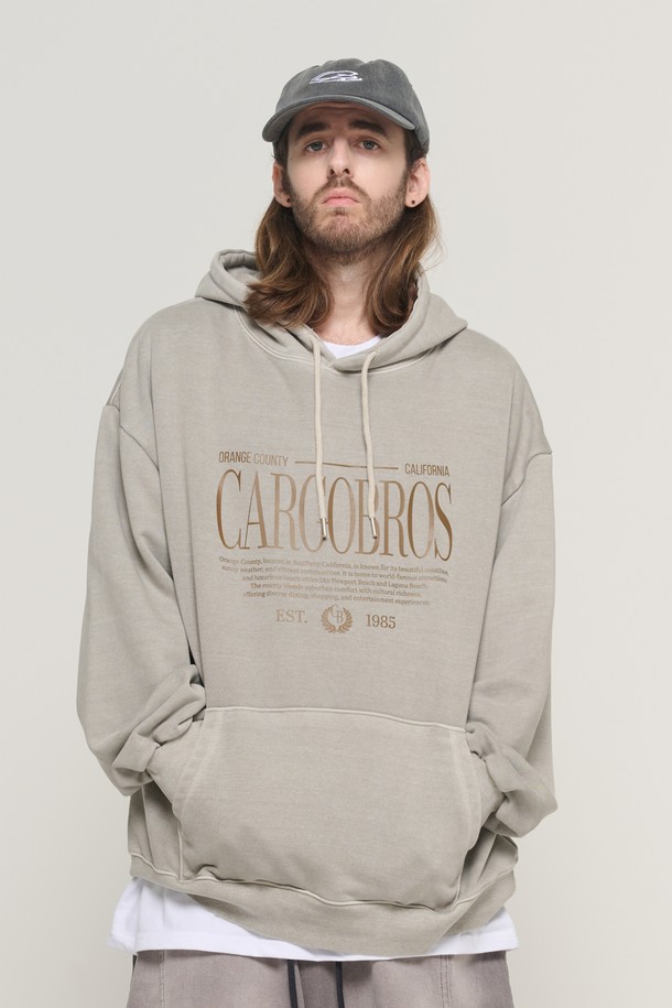 EASTERN (이스턴) 로고 피그먼트 후드 티셔츠 (베이지)는 봄, 가을 시즌에 어울리는 남성용 오버핏 후드 티셔츠입니다. 부드러운 면 소재에 두꺼운 두께감으로 제작되어 편안한 착용감을 선사하며, 피그먼트 워싱 처리를 통해 빈티지한 무드를 더했습니다. 캐주얼, 스트릿 스타일을 즐겨 입는 분들께 추천드리며, 동네 마실룩이나 캠핑룩으로 활용하기 좋습니다. 가슴 부분의 로고 패턴이 돋보이는 미니멀한 디자인으로 다양한 스타일을 연출할 수 있습니다.
