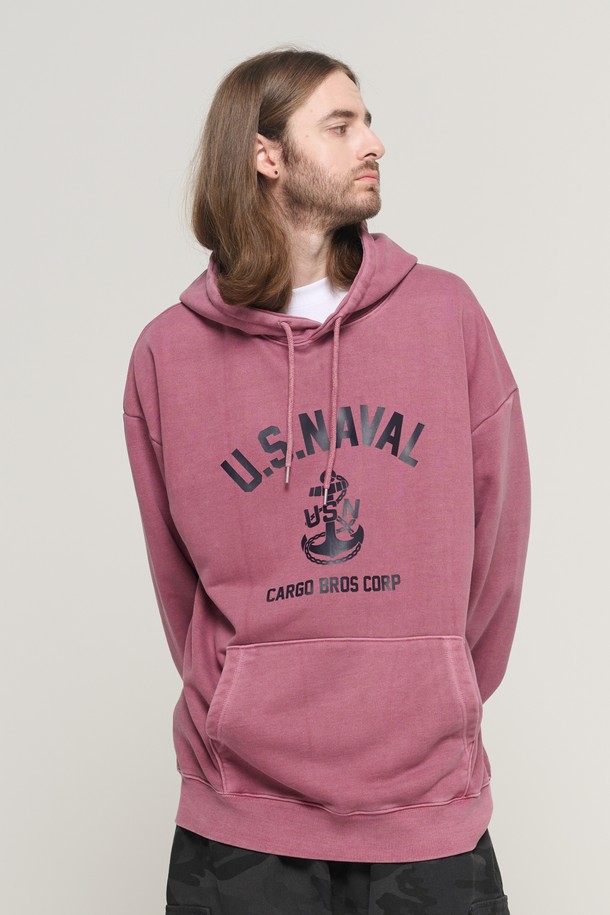 USN 마린 피그먼트 후드 티셔츠 (버건디)는 캐주얼, 스트릿 스타일을 즐기는 남녀 모두에게 잘 어울리는 후드 티셔츠입니다. 넉넉한 오버핏과 두꺼운 면 소재로 제작되어 가을, 겨울철 데일리룩에 따뜻함과 편안함을 더합니다. 버건디 컬러에 로고, 프린트 패턴이 돋보이며, 캥거루 포켓이 실용성을 더합니다. 긴 소매 기장과 후드 디자인으로 보온성을 높였으며, 부드러운 촉감이 특징입니다.
