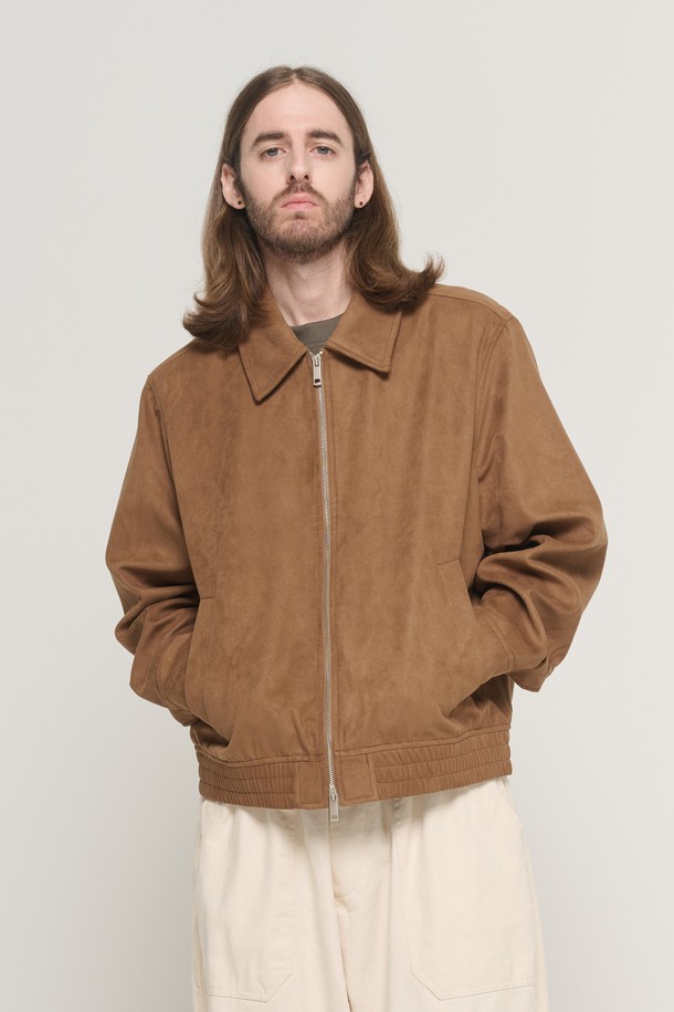 베이지 컬러의 스웨이드 집업 블루종 재킷입니다. 부드러운 촉감의 폴리에스테르 스웨이드 소재로 제작되었으며, 봄, 가을 시즌에 착용하기 좋습니다. 캐주얼 및 베이직 스타일을 연출하기에 적합하며, 릴렉스 핏과 립 디테일, 투웨이 지퍼가 특징입니다. 남성용으로, 데일리룩에 편안함과 스타일을 더할 수 있는 아이템입니다. 블랙, 브라운 컬러도 함께 만나보세요.
