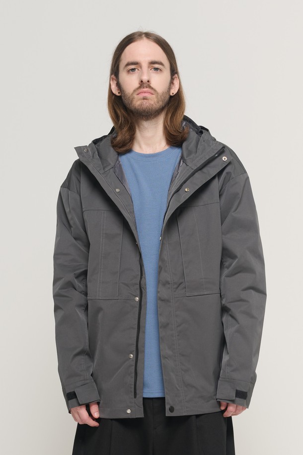 4D TECH 윈드브레이커 재킷 (차콜)은 남성용 윈드브레이커입니다. 롱 기장의 오버핏으로 제작되었으며, 방수 기능을 갖춰 일상생활과 스포츠 활동 모두에 적합합니다. 입체적인 실루엣을 연출하는 구조적 절개선과 허리 조절 시스템, 그리고 실용적인 전면 포켓이 특징입니다. 차콜, 블랙, 아이보리 세 가지 색상으로 출시되었으며, 봄, 가을 시즌에 스포티하고 모던한 스타일을 연출하기 좋습니다. 얇고 가벼운 폴리에스테르 소재로 제작되어 편안한 착용감을 제공합니다.
