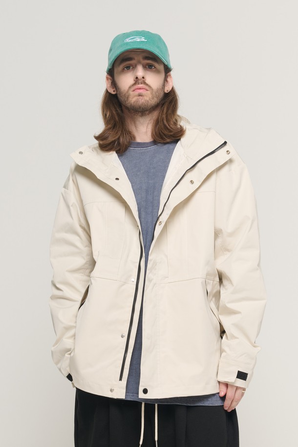 4D TECH 윈드브레이커 재킷 (아이보리)은 남성용 윈드브레이커로, 봄, 가을에 착용하기 좋은 아이템입니다. 방수 및 방풍 기능을 갖춘 테크니컬 소재의 얇은 두께감과 뻣뻣한 촉감이 특징이며, 일상 및 스포츠 활동에 적합합니다. 스포티하고 캐주얼한 스타일을 연출하며, 오버핏 크롭 기장과 집업 여밈 방식, 스탠드칼라 디자인이 돋보입니다. 산책, 여행, 등산 등 다양한 TPO에 활용할 수 있으며, 미니멀한 룩에도 잘 어울립니다.
