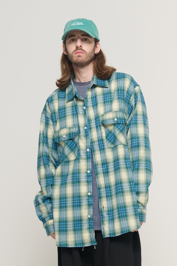 POCKET FLANNEL OVER CHECK SHIRT (GREEN)는 남성용 상의로, 가을, 겨울에 어울리는 두꺼운 플란넬 체크 셔츠입니다. 부드러운 면 소재로 제작되어 편안한 착용감을 제공하며, 톤 다운된 그린, 블루, 크림 컬러의 체크 패턴이 특징입니다. 넉넉한 오버핏과 긴 소매 기장으로 캐주얼하고 클래식한 스타일을 연출하며, 일상 및 가을, 겨울 데일리룩에 활용하기 좋습니다. 가슴 부분에는 포켓이 있어 실용성을 더했습니다.
