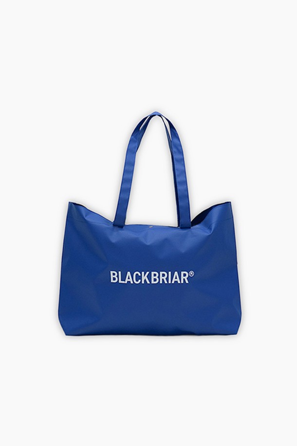 BB 레인지 X 토트백 M (바이탈리티 블루)는 남성을 위한 미디엄 사이즈 토트백입니다. 폴리에스테르와 TPU 소재로 제작되어 튼튼하며, 방수 및 생활 방수 기능을 갖춰 일상생활과 여행 시 유용합니다. 미니멀, 클래식, 캐주얼 스타일의 의상에 잘 어울리며, 사각 형태의 무지 디자인으로 다양한 TPO에 활용할 수 있습니다. 다용도 수납이 가능하며 오픈형 잠금 방식으로 편리하게 사용할 수 있는 프리미엄 토트백입니다.
