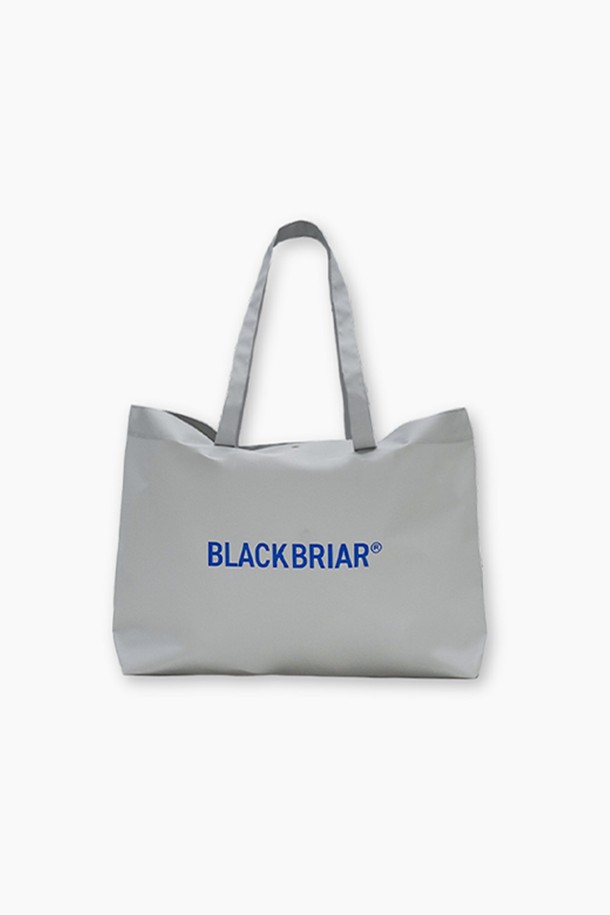 BB 레인지 X 토트백 M (루나 그레이)는 남성을 위해 디자인된 가방입니다. 미디엄 사이즈의 사각 토트백으로, 폴리에스테르와 TPU 소재를 사용하여 제작되어 생활 방수 기능을 제공합니다. 무지 패턴에 로고 디자인 장식이 더해져 미니멀, 캐주얼, 시크한 스타일을 연출하며, 일상 및 여행 시 실용적인 사용이 가능한 다용도 가방입니다. 넉넉한 수납공간과 오픈형 잠금 방식으로 편리함을 더했습니다. 출근룩과 여행룩에 모두 잘 어울리는 스타일을 완성해보세요.
