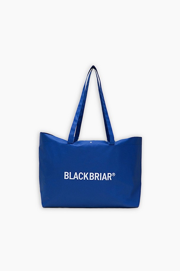 BB 레인지 X 토트백 L (바이탈리티 블루)는 남성을 위한 라지 사이즈 토트백입니다. 방수 기능과 넉넉한 수납 공간을 갖춰 여행이나 일상, 아웃도어 활동에 적합합니다. 바이탈리티 블루 컬러에 로고 패턴이 돋보이며, 캐주얼, 미니멀, 고프코어 스타일을 아우릅니다. 반응형 구조와 다용도 수납이 가능하며, 오픈형 잠금 방식으로 편리함을 더했습니다. 여행룩, 휴가룩에 매치하여 스타일리시함을 더해보세요.
