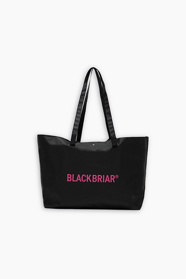 BB 레인지 X 토트백 L (애쉬 블랙)은 미니멀하고 시크한 스타일을 추구하는 남성을 위한 라지 사이즈 토트백입니다. 블랙 컬러의 무지 디자인으로, 여행룩이나 출근룩 등 다양한 TPO에 활용하기 좋습니다. 튼튼한 폴리에스테르와 TPU 소재를 사용하여, 생활 방수 기능을 갖춘 동시에 DrycoatexTM TPU 코팅으로 내구성을 높였습니다. 사각 형태의 대용량 가방으로, 일상 및 여행 시 넉넉한 수납공간을 제공합니다. 오픈형 잠금 방식으로 편리하게 물건을 넣고 꺼낼 수 있습니다.
