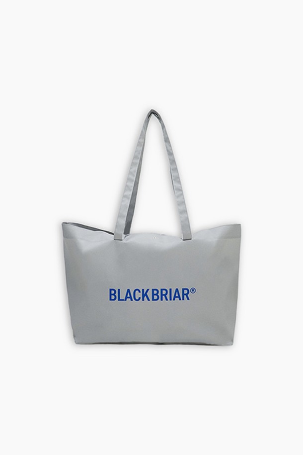 BB 레인지 X 토트백 L (루나 그레이)는 도시적인 감각과 실용성을 모두 갖춘 토트백입니다. 폴리에스테르와 TPU 소재를 사용하여 방수 기능을 더했으며, 넉넉한 수납공간을 제공하여 여행, 일상, 아웃도어 활동에 적합합니다. 움직임에 반응하는 구조와 실용적인 디자인은 미니멀, 캐주얼, 시티보이 스타일을 즐겨 입는 남성분들에게 적합하며, 사각형 모양에 오픈형 잠금 방식으로 편리함을 더했습니다. 루나 그레이 컬러는 어떤 스타일에나 자연스럽게 어울려 여행룩을 완성해 줍니다.
