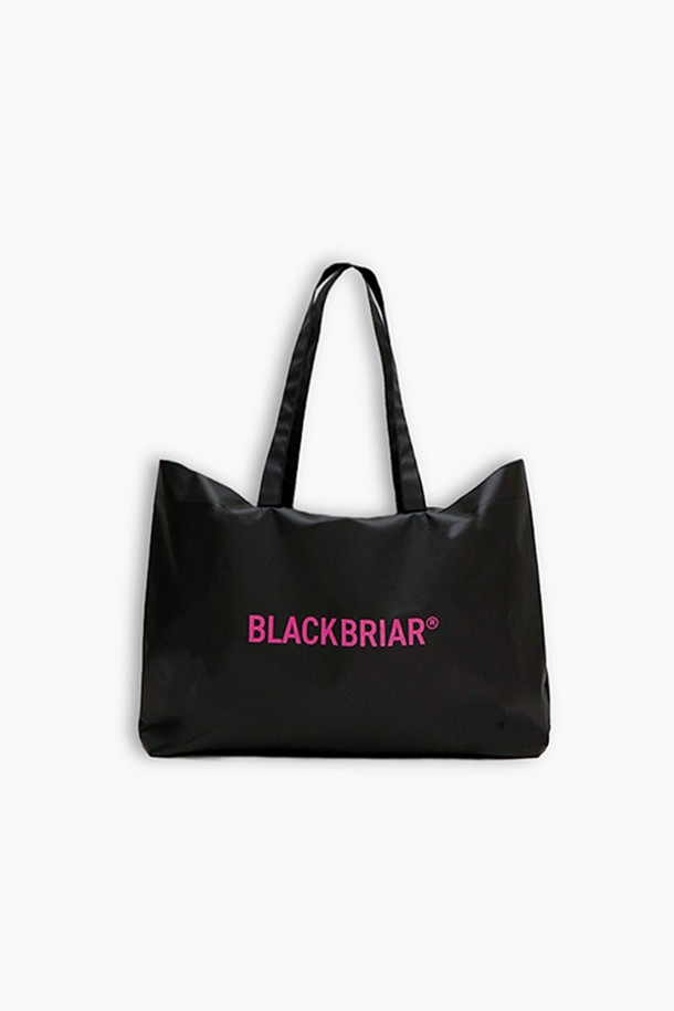 BB 레인지 X 토트백 M (애쉬 블랙)은 미니멀, 캐주얼, 시크 스타일을 추구하는 남성을 위한 토트백입니다. 사각형 모양에 블랙 컬러의 무지 디자인으로, 일상과 여행 등 다양한 TPO에 활용하기 좋습니다. 방수 기능과 넉넉한 수납력을 갖춘 대용량 가방으로, DrycoatexTM TPU 코팅 처리되어 생활 방수 기능까지 제공합니다. 폴리에스테르와 TPU 소재로 제작되어 내구성이 뛰어나며, 오픈형 잠금 방식으로 편리하게 물건을 꺼낼 수 있습니다.
