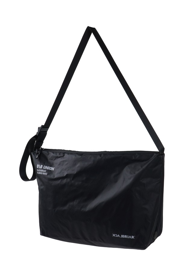 라이트 크로스백 라지 [애쉬블랙]는 미니멀, 캐주얼, 시크 스타일을 추구하는 남성분들을 위한 가방입니다. 넉넉한 수납 공간을 제공하는 라지 사이즈에, 방수 기능과 가벼운 무게(330g)로 제작되어 일상 및 출근룩, 여행룩에 적합합니다. 폴리에스테르 소재의 무지 디자인에 클립형 잠금 방식으로 편리함을 더했습니다. 애쉬블랙 컬러는 어떤 스타일에도 자연스럽게 어울리며, 사이즈 조절이 가능하여 실용성을 높였습니다. 심플하면서도 세련된 디자인으로 데일리 크로스백을 찾는 분들께 추천합니다.
