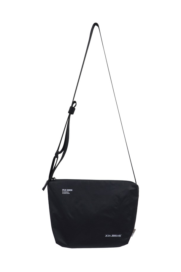 애쉬블랙 컬러의 라이트 크로스백 미디엄입니다. 가볍고 튼튼한 폴리에스테르 소재로 제작되어 방수 기능을 갖춰, 출근룩, 여행룩, 비즈니스 캐주얼 등 다양한 TPO에 활용하기 좋습니다. 미니멀, 시크, 캐주얼 스타일을 연출하기 용이하며, 사각 형태의 디자인에 클립형 잠금 방식으로 간편하게 사용할 수 있습니다. 숄더 스트랩으로 어깨에 편안하게 멜 수 있으며, 사이즈 조절이 가능합니다. 무지 디자인으로 어떤 스타일에도 잘 어울립니다.
