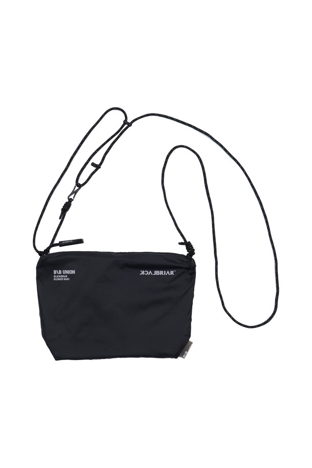 애쉬블랙 컬러의 라이트 크로스 플랫백 스몰입니다. 가볍고 실용적인 폴리에스테르 소재로 제작되어 편안하게 착용 가능합니다. 심플한 무지 디자인에 사각 형태, 지퍼형 잠금 방식으로 깔끔함을 더했습니다. 캐주얼, 미니멀, 시티보이 스타일을 추구하는 남성분들께 동네 마실, 산책, 여행 시 활용하기 좋습니다. 가볍고 간편하게 소지품을 휴대할 수 있는 데일리 크로스백입니다.
