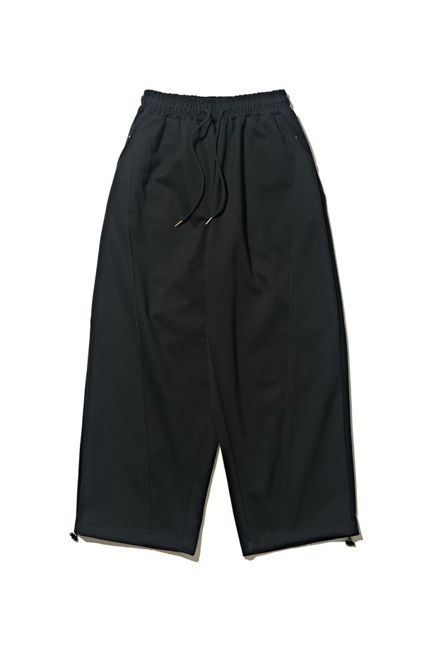 **스트릿 컴포트 스웨트팬츠 (블랙)**는 일상, 스포츠 활동에 모두 적합한 공용 스웨트팬츠입니다. 부드러운 면 소재로 제작되어 편안한 촉감을 제공하며, 봄, 여름, 가을 시즌에 활용하기 좋습니다. 루즈핏과 릴랙스핏으로 편안함을 더했으며, 밴딩 허리와 스트링 디테일, 지퍼 포켓으로 실용성을 높였습니다. 무지 디자인의 블랙 컬러로 어떤 스타일에도 쉽게 매치할 수 있으며, 캐주얼, 스포티, 스트릿 무드를 연출할 수 있습니다. 숏 기장으로 활동성을 높인 제품입니다.
