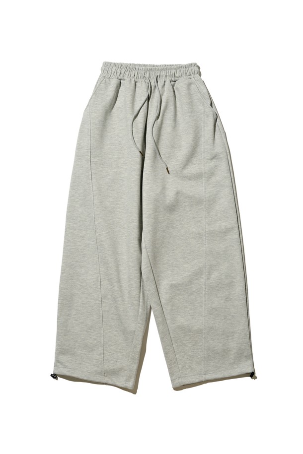 그레이 컬러의 스트릿 컴포트 스웨트팬츠입니다. 면 소재로 제작되어 뻣뻣한 촉감과 루즈핏을 선사하며, 와이드한 바지핏으로 편안함을 강조합니다. 허리 밴딩 처리로 활동성을 높였으며, 앞면 시임 디테일이 돋보입니다. 무지 디자인으로 어떤 스타일에도 쉽게 매치할 수 있으며, 넉넉한 다리통과 형태 유지력으로 편안함과 스타일을 동시에 잡았습니다. 일상, 집콕, 산책 등 다양한 TPO에 활용할 수 있는 캐주얼하고 스트릿한 무드의 스웨트팬츠입니다.
