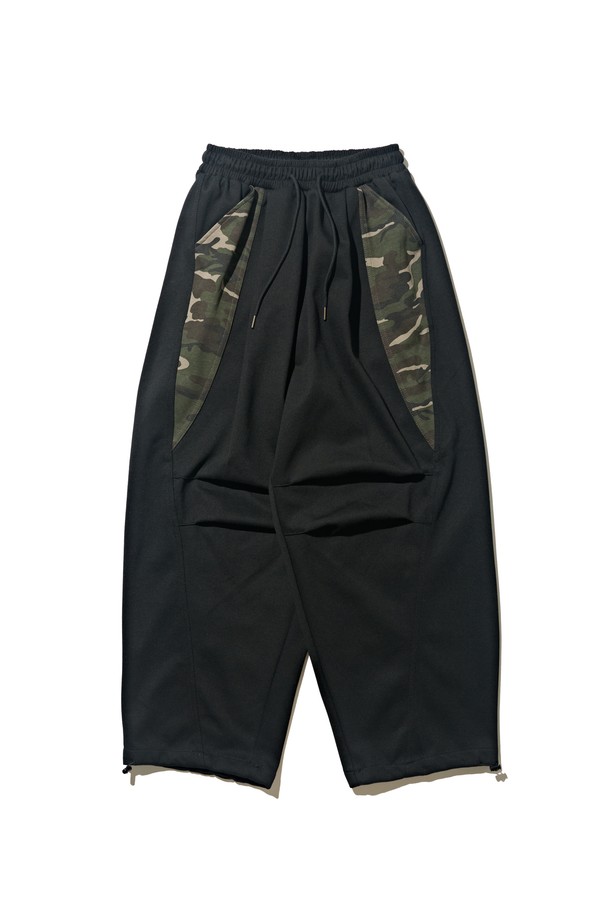 카모 포인트 커브드 스웨트팬츠 (블랙)는 스트릿, 캐주얼, 고프코어 스타일을 아우르는 매력적인 스웨트팬츠입니다. 부드러운 면 소재로 제작되어 편안한 착용감을 선사하며, 일상복으로 활용하기 좋습니다. 루즈핏으로 활동성을 높였으며, 커브드 라인 실루엣이 독특한 스타일을 연출합니다. 밑단 스트링 디테일과 허리 밴딩 처리로 편안함과 스타일리시함을 동시에 잡았습니다. 봄, 가을 시즌 동네 마실룩이나 캠핑룩에 활용하여 개성 있는 스타일을 완성해보세요.

