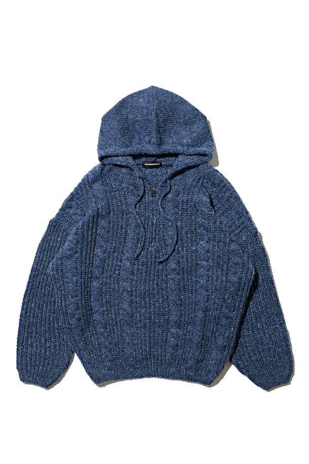네이비 컬러의 케이블 웨이트 후드 니트 반집업입니다. 울 소재로 제작되어 부드러운 촉감과 두꺼운 두께감으로 가을, 겨울 시즌 따뜻하게 착용할 수 있습니다. 베이직하고 캐주얼한 스타일로, 레귤러핏과 긴 소매 기장, 후드와 반집업 네크라인 디자인이 특징입니다. 케이블 패턴이 돋보이며, 웨이트 디테일로 포인트를 더했습니다. 출근룩과 모임룩, 캐주얼, 클래식, 미니멀 스타일 모두 소화 가능한 활용도 높은 아이템입니다.
