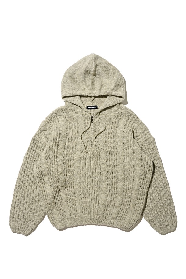 포근한 울 소재의 케이블 웨이트 후드 니트반집업입니다. 베이직하면서도 캐주얼한 무드로, 가을과 겨울 시즌 데일리하게 활용하기 좋습니다. 루즈핏으로 편안한 착용감을 선사하며, 후드와 반집업 디자인으로 보온성을 높였습니다. 두꺼운 두께감과 부드러운 촉감, 케이블 패턴이 돋보이는 디자인으로, 다양한 스타일을 연출할 수 있습니다. 여성스러운 분위기를 더해주는 베이지 컬러로, 어떤 하의와도 매치하기 용이합니다.
