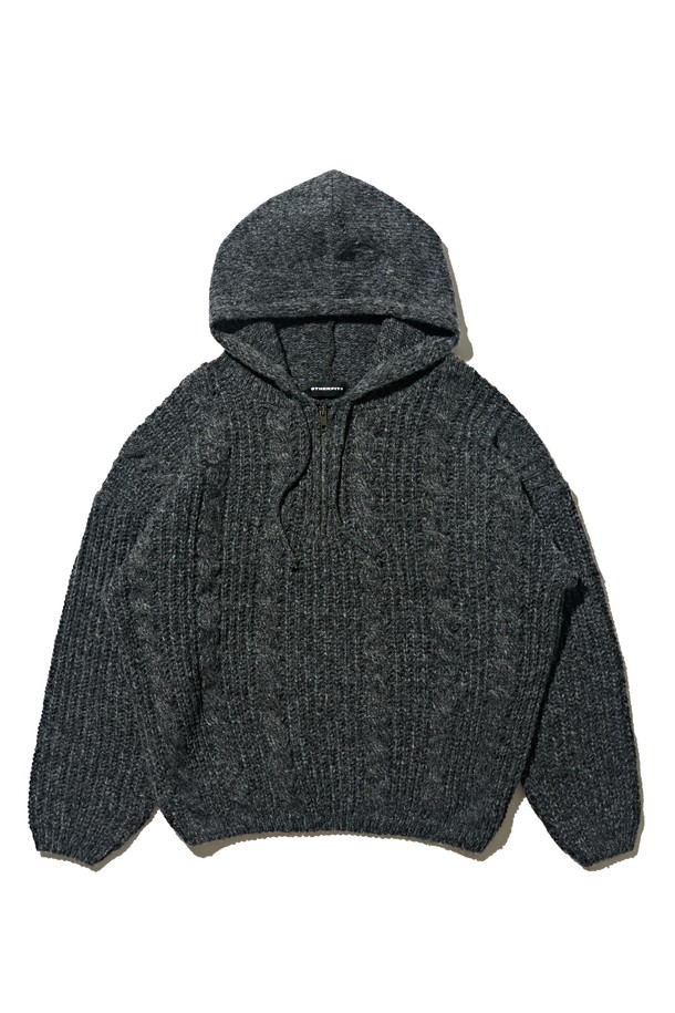 차콜 색상의 케이블 웨이트 후드 니트 반집업입니다. 부드러운 울 소재로 제작되어 가을, 겨울철 따뜻하게 착용할 수 있습니다. 루즈핏 크롭 기장으로 캐주얼하면서도 베이직한 스타일을 연출하며, 후드 디자인과 반집업 여밈 방식으로 편안함을 더했습니다. 케이블 패턴과 웨이트 디테일이 돋보이며, 집콕룩이나 산책룩 등 다양한 TPO에 활용 가능합니다. 미니멀, 캐주얼, 클래식 스타일을 즐기는 분들께 추천합니다.
