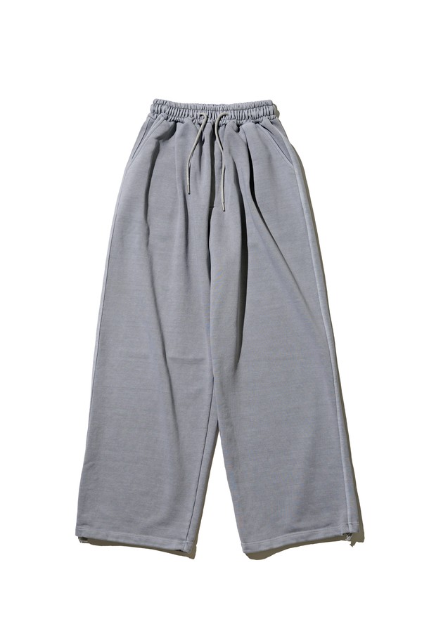 부드러운 면 소재로 제작되어 편안한 착용감을 선사하는 피그먼트 와이드 스트링 팬츠입니다. 그레이 컬러의 베이직한 디자인으로, 캐주얼하고 미니멀한 스타일을 연출하기 좋습니다. 허리 부분의 스트링으로 사이즈 조절이 용이하며, 피그먼트 워싱 처리로 자연스러운 분위기를 더했습니다. 숏 기장과 와이드 핏으로 활동성이 뛰어나며, 봄, 여름, 가을 3계절 모두 활용 가능합니다. 여행룩, 산책룩 등 다양한 TPO에 매치하여 편안하면서도 스타일리시한 룩을 완성해 보세요.
