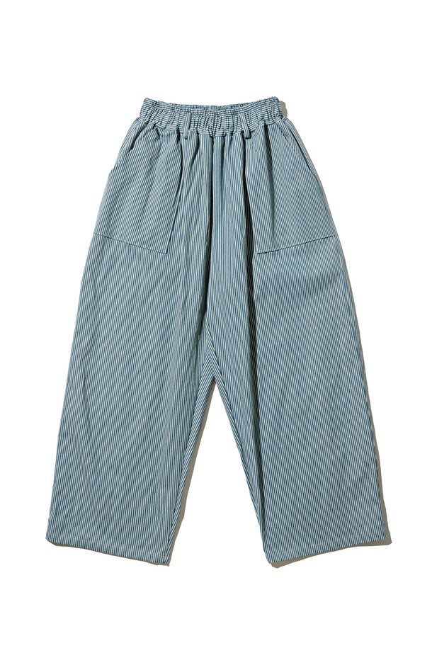 시원한 블루 컬러의 스트라이프 퍼티그 벌룬 팬츠입니다. 면과 스판덱스 혼방 소재로 제작되어 쾌적한 착용감과 유연한 활동성을 제공합니다. 허리 스트링과 퍼티그 포켓 디테일이 돋보이며, 벌룬핏 디자인으로 트렌디한 스트릿, 캐주얼 스타일을 연출하기 좋습니다. 동네 마실룩이나 여행룩에 편안하게 매치하여 개성 있는 스타일을 완성해 보세요.
