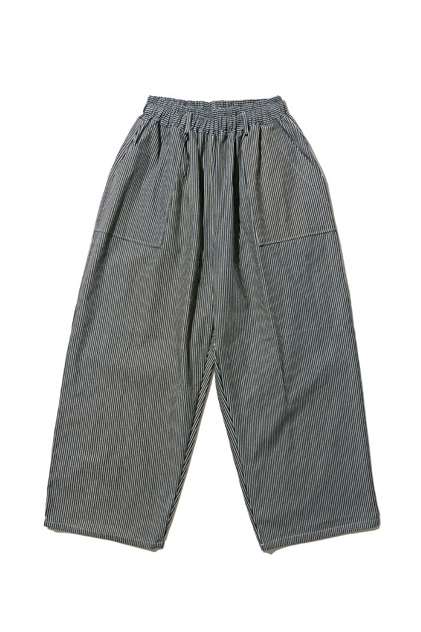 네이비 컬러의 스트라이프 퍼티그 벌룬 팬츠는 캐주얼, 스트릿, 미니멀 스타일을 즐겨 입는 분들을 위한 아이템입니다. 면과 스판덱스 혼방 소재로 제작되어 부드러운 촉감과 편안한 착용감을 선사하며, 봄, 여름 시즌에 적합합니다. 루즈핏에 얇은 두께감으로 시원하게 입을 수 있으며, 허리 스트링과 퍼티그 포켓 디테일이 돋보입니다. 입체적인 벌룬 실루엣과 스트라이프 패턴이 트렌디한 무드를 더해 동네 마실룩이나 여행룩에 활용하기 좋습니다.
