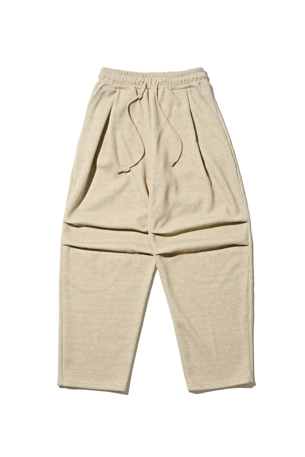 부드러운 촉감의 울 와이드 벌룬 팬츠 (베이지)입니다. 캐주얼부터 포멀까지 다양한 스타일을 소화하며, 가을과 겨울에 따뜻하게 착용할 수 있습니다. 넉넉한 루즈핏과 벌룬 실루엣으로 편안함은 물론, 세련된 무드를 연출합니다. 밴딩 허리와 스트링 디테일로 활동성을 더했으며, 출근룩, 겨울 데일리룩, 모임룩 등 TPO에 맞춰 활용하기 좋습니다. 클래식, 미니멀, 캐주얼 스타일을 즐겨 입는 분들께 추천합니다.
